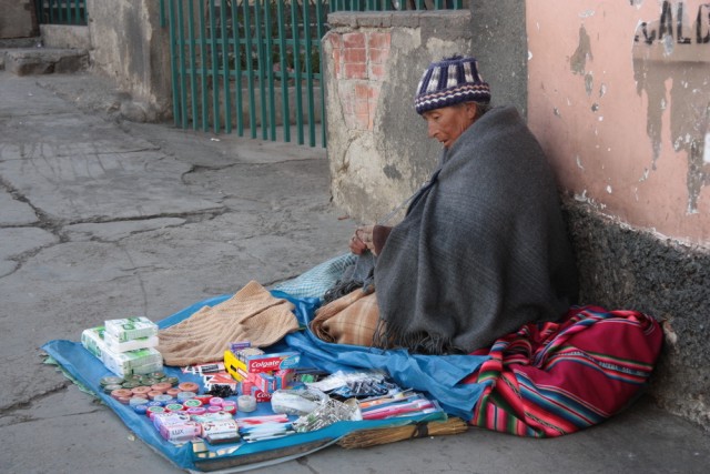 mujer vendiendo